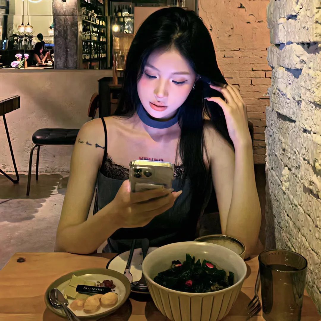 某影后之女被曝考学走后门，前后半年海外留学画面流出